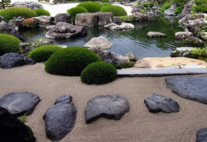 Доріжки в японському саду каменів